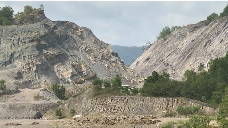 Perbukitan bekas lokasi tambang batu bara di Kota Sawahlunto, Sumatra Barat, 8 Juni 2022. [M. Sulthan Azzam/BenarNews]
