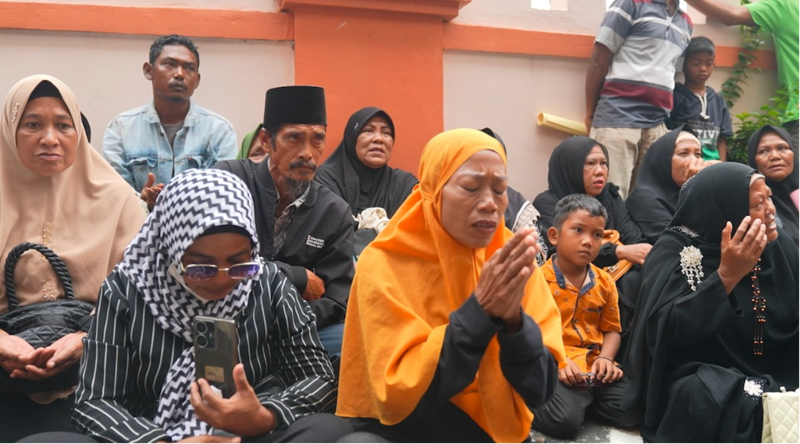 Ramli Ali (third left) takes part in a rally outside the Batam District Court ahead of a pretrial hearing regarding the arrest of protesters opposed to the Rempang Eco-City project, in Batam, Indonesia, Nov. 6, 2023. [Hadi Ahdiana/BenarNews]