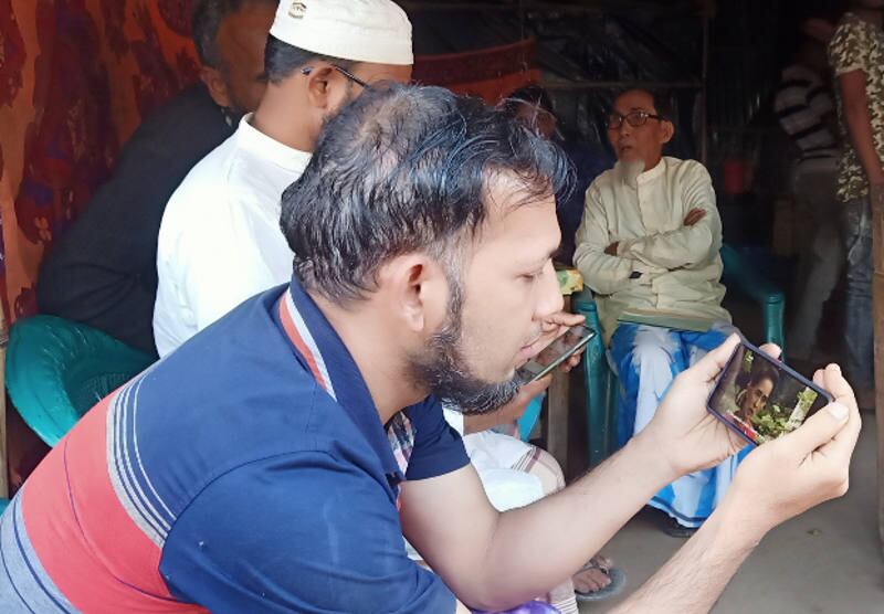 Seorang Rohingya di kamp pengungsi di Teknaf, Cox's Bazar, Bangladesh, memeriksa ponselnya untuk mengetahui berita kudeta militer dan penangkapan Aung San Suu Kyi di Myanmar, 1 Februari 2021. [Abdur Rahman/BenarNews]
