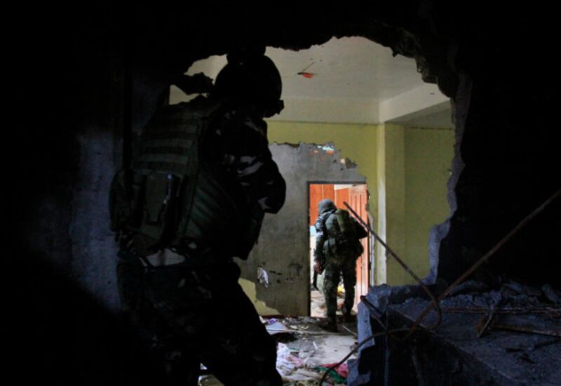 Government forces conduct clearing operations in buildings abandoned by IS-linked gunmen in the besieged southern Philippine city of Marawi, Sept. 16, 2017.