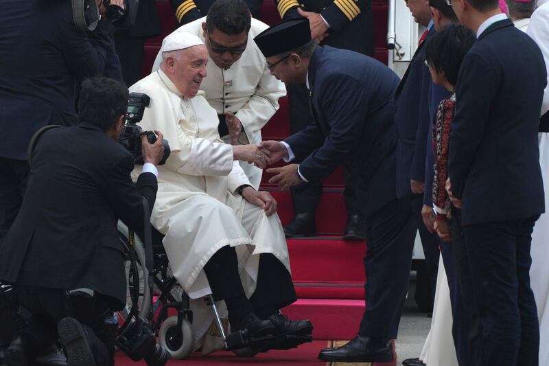 Paus Fransiskus (kiri) disambut oleh Menteri Agama RI Yaqut Cholil Qoumas saat kedatangannya di Bandara Internasional Soekarno-Hatta di Tangerang, Banten, 3 September 2024. [Achmad Ibrahim/AP]