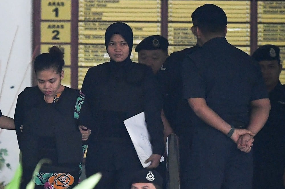 Anggota Polis DiRaja Malaysia mengiringi tertuduh warga Indonesia Siti Aisyah (Kiri) selepas perbicaraan di Mahkamah Tinggi Shah Alam, Shah Alam, Selangor, 2 Oktober 2017.