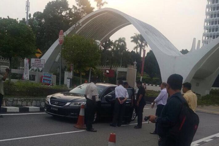 Kereta Naib Presiden Parti Keadilan Rakyat (PKR) Rafizi Ramli ditahan polis sebaik saja kereta beliau menyusuri keluar daripada perkarangan bangunan Parlimen, di Kuala Lumpur, 5 April 2016.