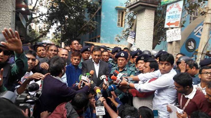 স্বরাষ্ট্রমন্ত্রী, পুলিশের মহাপরিদর্শক ও ডিএমপি কমিশনার অভিযানের তথ্য তুলে ধরেন। নিউজরুম ফটো।