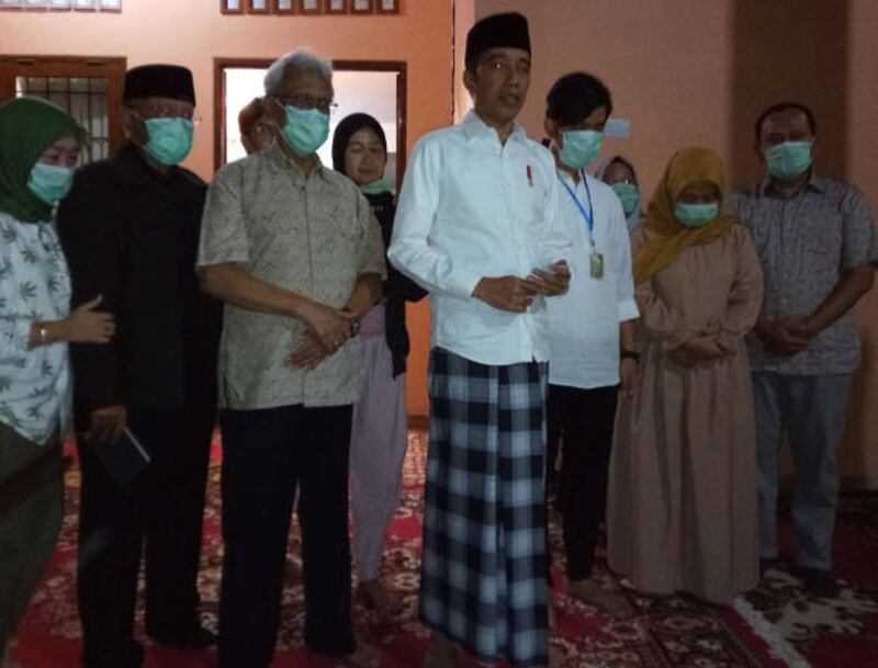 Presiden Joko "Jokowi" Widodo didampingi keluarga mengumumkan tentang telah berpulangnya iu kandungnya, Sudjiatmi Notomihardjo di rumah duka, di Solo, Jawa Tengah, 25 Maret 2020. [Kusumasari Ayuningtyas/BenarNews]