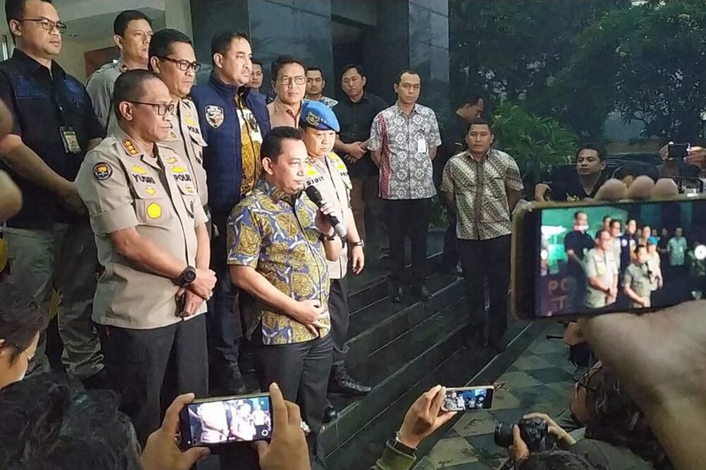 Kabareskrim Polri, Komjen Pol Listyo Sigit Pramono (tengah), didampingi sejumlah perwira Polri dan Polda Metro Jaya, saat memberikan keterangan terkait penangkapan penyerang penyidik KPK Novel Baswedan di Jakarta, 27 Desember 2019.