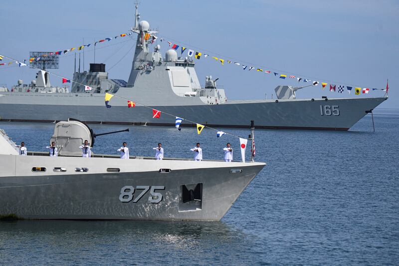 Prajurit TNI AL berdiri di geladak kapal KRI Bawal-875 saat Tinjauan Armada Internasional yang merupakan bagian dari acara Multilateral Naval Exercise Komodo 2023 di Laut Makassar, Sulawesi Selatan, 5 Juni 2023. [Antara Foto/M Risyal Hidayat/via Reuters]