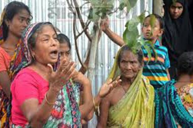 জাকাতের কাপড় নিতে গিয়ে পদদলিত হয়ে নিহতদের স্বজনরা আহাজারি করছেন। ১০ জুলাই,২০১৫