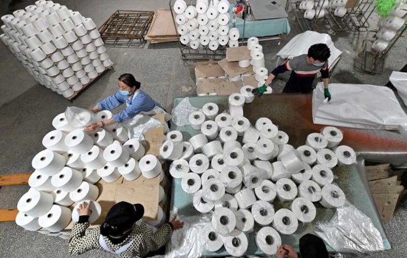 Paa karyawan di pabrik tekstil di Korla, Daerah Otonomi Uyghur Xinjiang, China, 1 April 2021. [cnsphoto via Reuters]