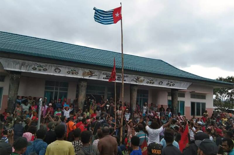 Protesters gather under the banned Papuan flag in Fakfak, in Indonesia's West Papua province, Aug. 21, 2019. [AFP]