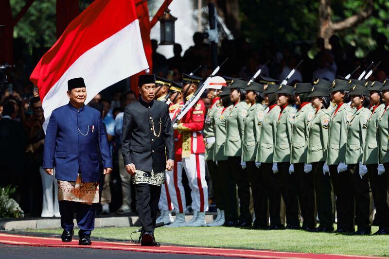 Sesaat setelah pelantikannya, Presiden Prabowo Subianto, berjalan bersama mantan Presiden Joko Widodo, memeriksa barisan kehormatan dalam upacara serah terima jabatan di Istana Merdeka di Jakarta, 20 Oktober 2024. [Willy Kurniawan/Reuters]
