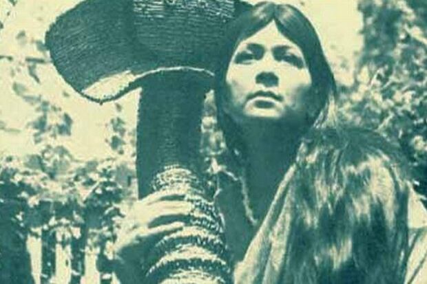 নিজ শিল্প-কর্মের সঙ্গে নভেরা আহমেদ।