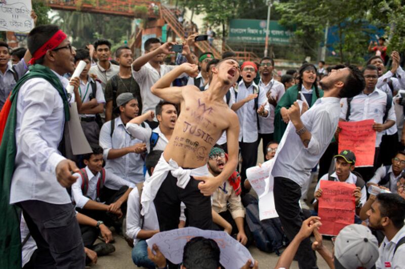 সড়ক নিরাপত্তার দাবিতে ঢাকায় শিক্ষার্থীদের আন্দোলন। ৪ আগস্ট ২০১৮।