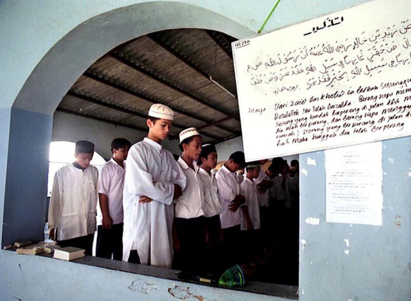 Islamic boarding school students pray at the al-Mukmin Pesantren in Ngruki, Sukoharjo, Central Java, founded by Abu Bakar Bashir, Sept. 2, 2003. (AFP)
