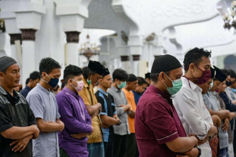 Muslim devotees offer prayers marking the start of Ramadan at the Baiturrahman Grand Mosque in Banda Aceh, Indonesia, April 23, 2020. [AFP]