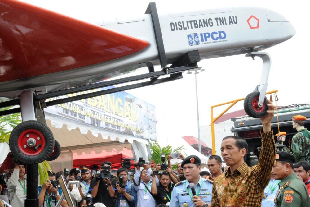 Dalam foto yang dirilis Istana Kepresidenan tanggal 7 November 2014, Presiden Joko Widodo mengamati drone buatan dalam negeri dalam pameran Indo Defence di Jakarta.