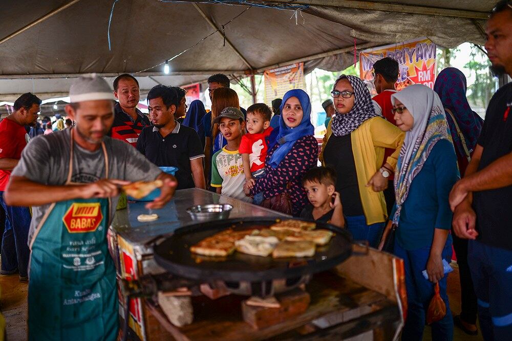Orang ramai membeli makanan untuk berbuka puasa di sebuah gerai di bazaar Ramadan yang terletak di bandar Kuala Terengganu, Terengganu, 27 Mei 2017.