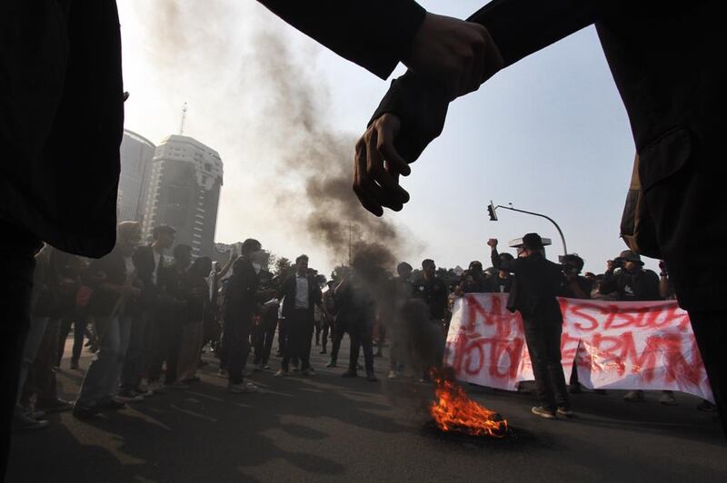 Sebagian dari ratusan mahasiswa yang menggelar aksi unjuk rasa memprotes kenaikan harga BBM di dekat Istana Negara di Jakarta, pada 5 September 2022. [Eko Siswono Toyudho/BenarNews]