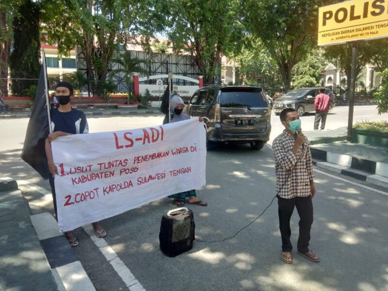 Perwakilan organisasi Lingkar Studi Aksi dan Demokrasi Indonesia (LSADI) berunjuk rasa di depan kantor Polda Sulteng, Kamis, 4 Juni 2020. [Keisyah Aprilia/BenarNews]