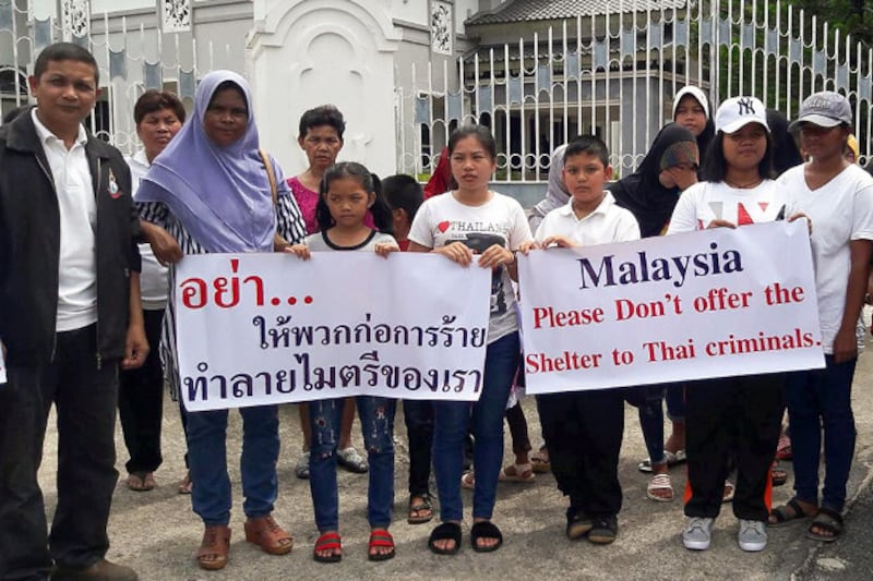 “กลุ่มคนไทยพื้นที่รักสันติ” ชุมนุมเรียกร้องให้ประเทศมาเลเซียยุติการให้ที่พักพิงแก่ขบวนการกอ่เหตุรุนแรงในสามจังหวัดชายแดนใต้ วันที่ 24 ต.ค. 2561 (มารียัม อัฮหมัด/เบนาร์นิวส์)