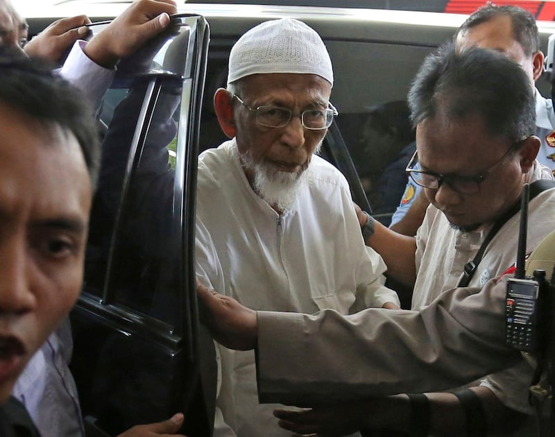 Ulama radikal Abu Bakar Bashir (tengah) yang sedang sakit, tiba untuk perawatan medis di Rumah Sakit Cipto Mangunkusumo di Jakarta, pada 1 Maret 2018. [Dita Alangkara/AP]