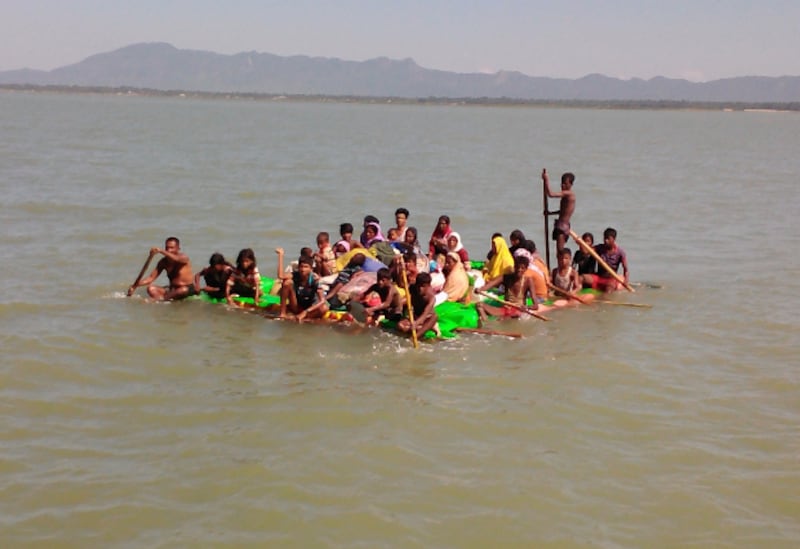 Rohingya refugees cross the Naf River on a raft made of plastic containers and bamboo as they try to reach Bangladesh, Nov. 17, 2017. [Abdur Rahman/BenarNews]