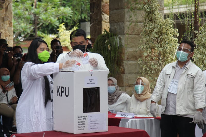 Bobby Nasution, menantu Presiden Joko “Jokowi” Widodo, dan istrinya Kahiyang Ayu memberikan suara dalam Pemilihan Kepada Daerah (Pilkada) di Medan, 9 Desember 2020. Hasil dari Pilkada itu menetapkan Boby sebagai wali kota Medan. [Albert Ivan Damanik/AFP]