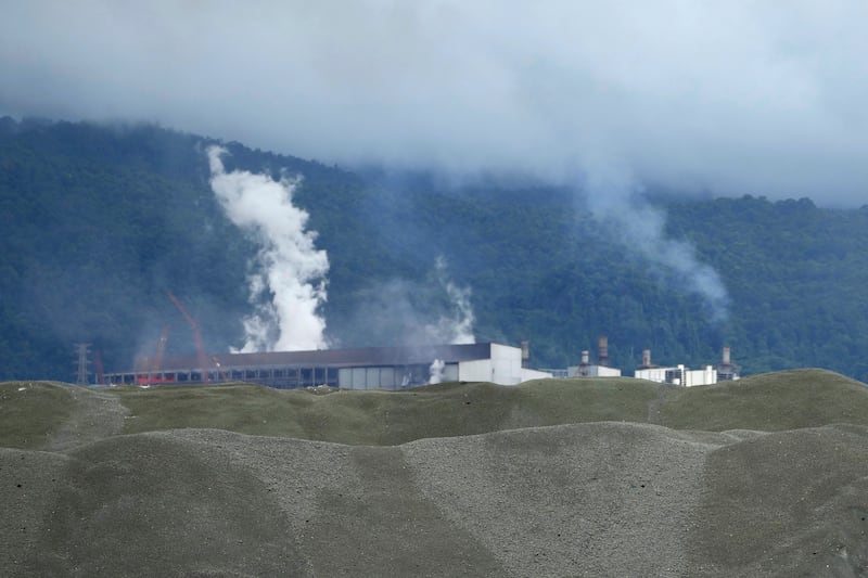 Di latar belakang tampak perusahaan pertambangan dan pemurnian nikel, Indonesia Weda Bay Industrial Park (IWIP) di Halmahera, Maluku Utara, yang oleh kelompok pemerhati lingkungan disebut melakukan deforestasi untuk operasinya. Foto diambil pada 8 Juni 2024. [Achmad Ibrahim/AP Photo]