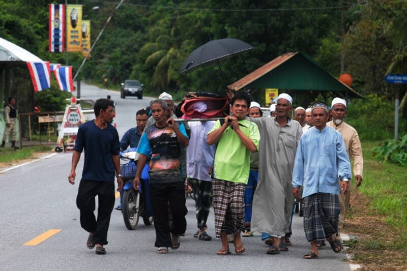 Neighbors of Samsami Sama, a defense volunteer killed in Tuesdays attacks by suspected insurgents, carry his body for a funeral in Tung Sadao Village in Thailand's Deep South province of Yala, Nov. 6, 2019. [Mariyam Ahmad/BenarNews]