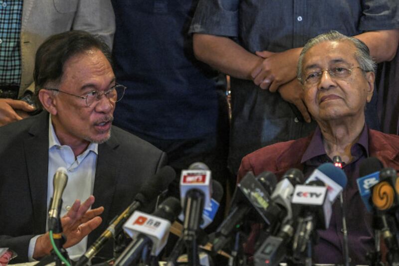 Malaysian Prime Minister Mahathir Mohamad reacts as Anwar Ibrahim answers a question during a news conference after the Pakatan Harapan Council Meeting in Kuala Lumpur, Feb. 21, 2020. [S. Mahfuz/BenarNews]