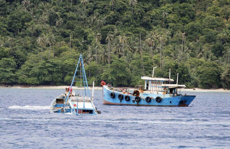 Dua kapal nelayan asing sedang ditenggelamkan di perairan Natuna, 29 Oktober 2017. (Dok. Humas KKP)