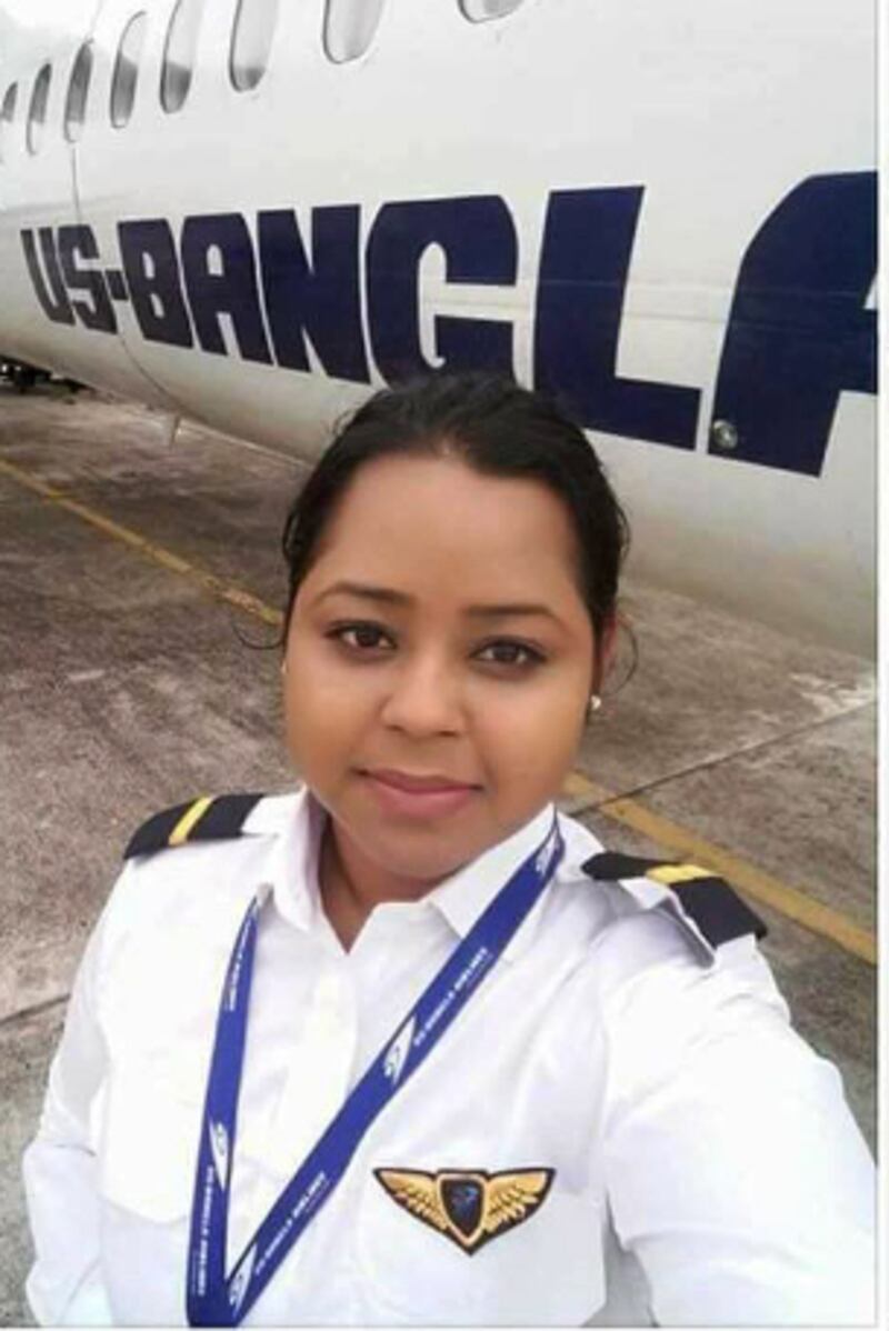 ইউএস বাংলা বিমানের সামনে কো-পাইলট পৃথুলা রশিদ।
