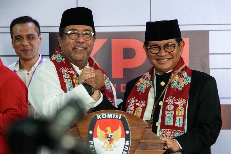 Pramono Anung (kanan) dan pasangannya Rano Karno (kedua dari kiri) berpose setelah mendaftar sebagai calon gubernur dan wakil gubernur Jakarta di kantor Komisi Pemilihan Umum Daerah di Jakarta pada 28 Agustus 2024. [Aditya Irawan/AFP]