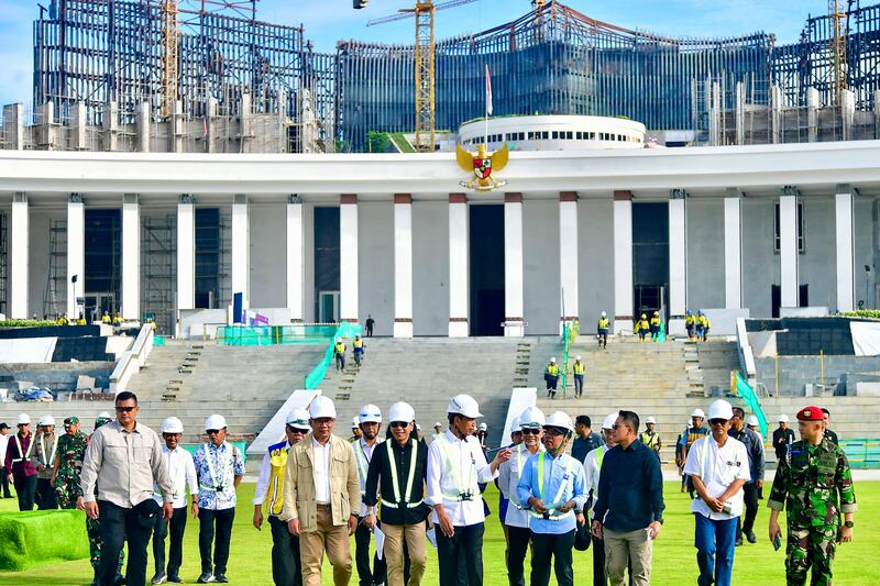 Foto selebaran yang diambil dan dirilis pada 5 Juni 2024 oleh Istana Kepresidenan Indonesia ini menunjukkan Presiden Joko "Jokowi" Widodo (tengah) memeriksa lokasi yang akan digunakan untuk perayaan Hari Kemerdekaan Indonesia ke-79 pada 17 Agustus tahun ini di Ibu Kota Nusantara di Penajam Paser Utara, Kalimantan Timur. [Istana Kepresidenan/AFP]