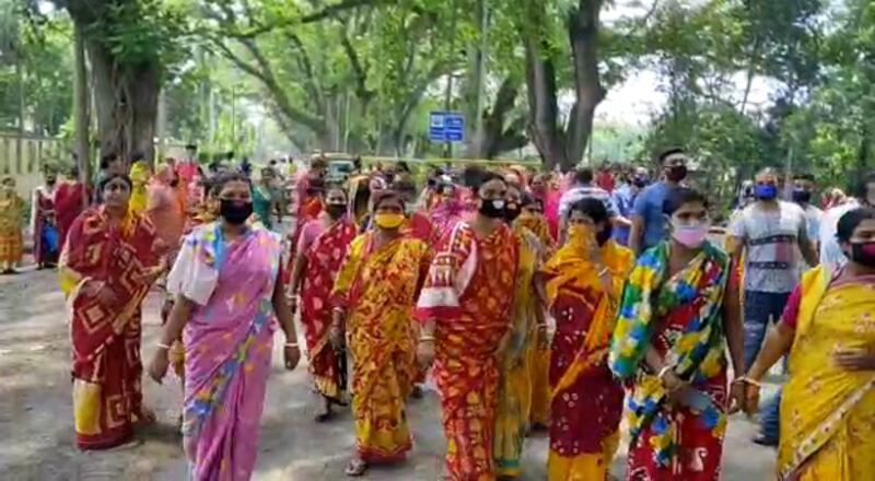 করোনাভাইরাস সংক্রমণের আশঙ্কায় সীমান্ত বাণিজ্য বন্ধের দাবিতে ভারতের পেট্রাপোল বন্দরের কাছে জাতীয় সড়ক অবরোধ করেন গ্রামবাসীরা। ৪ মে ২০২০।