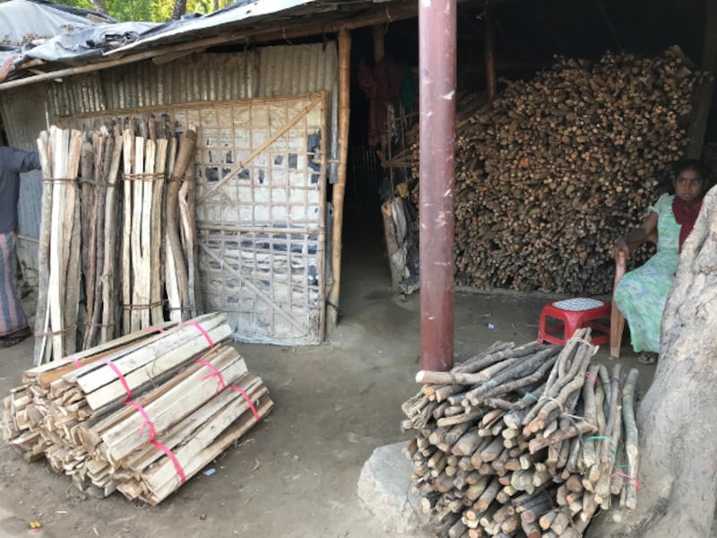 A Rohingya woman sells firewood at the Kutupalong refugee camp in Cox's Bazar, Bangladesh, April 11, 2018. [Kamran Reza Chowdhury/BenarNews]