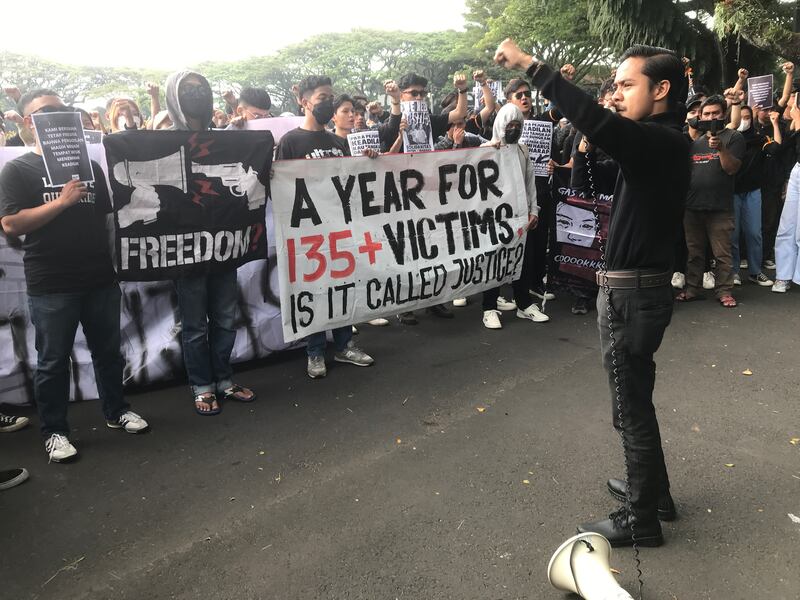 Sekitar 200-an mahasiwa memprotes vonis bebas dua polisi terdakwa tragedi Kanjuruhan oleh majelis hakim Pengadilan NEgeri Surabaya di depan gedung DPRD di Malang, Jawa Timur, 16 Maret 2023. [Eko Widianto/BenarNews]