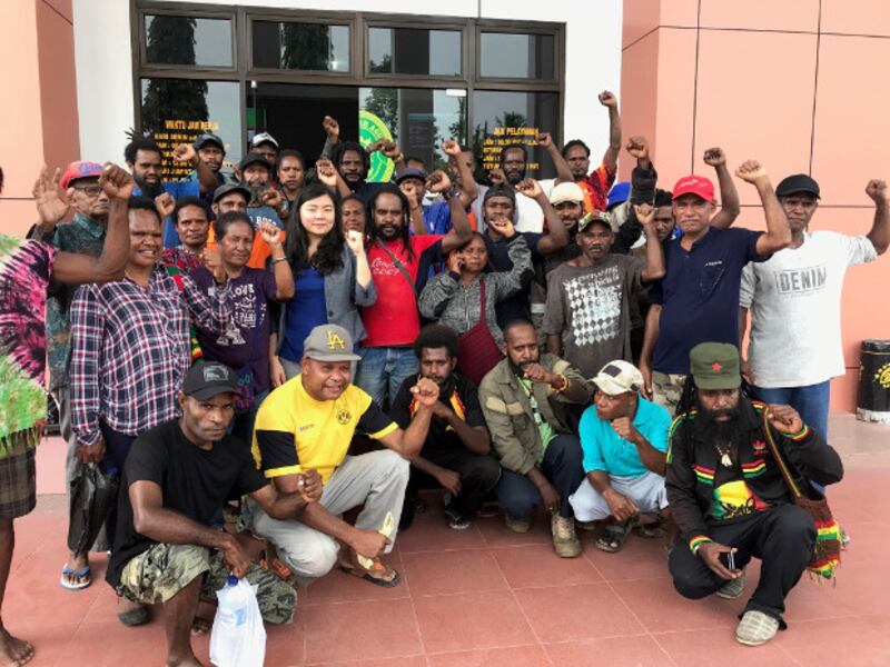 Veronica Koman dan warga Papua sesudah menghadiri sebuah persidangan di Timika, Papua Barat, April 2019. (Dok. Veronica Koman)