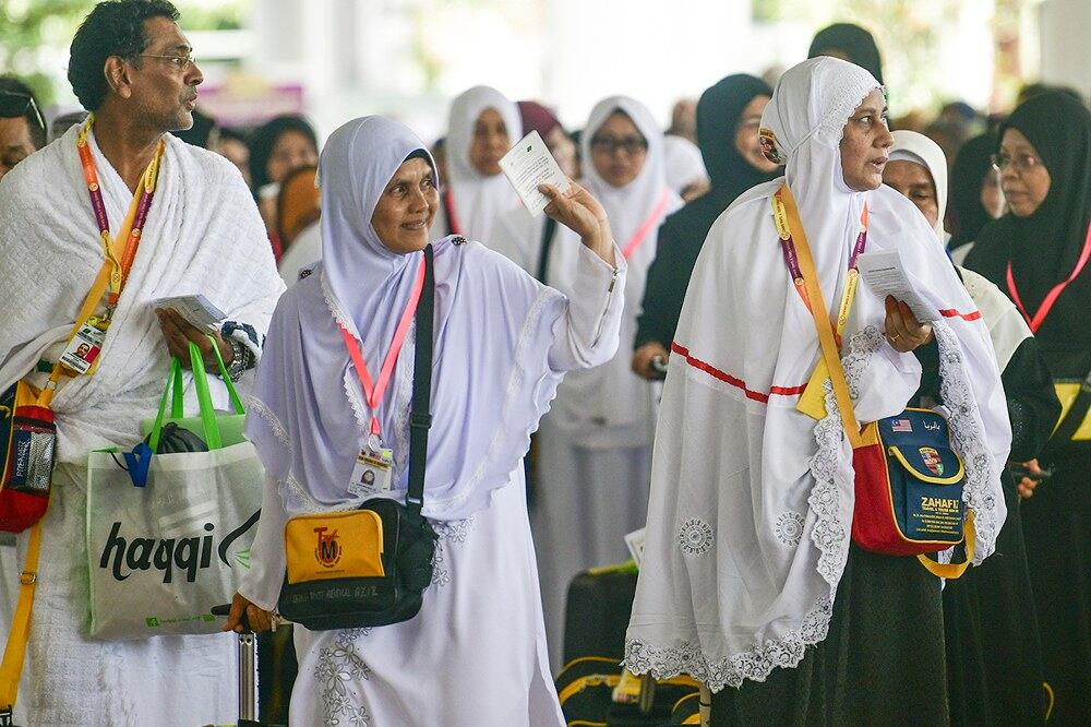 Jemaah haji Malaysia bersedia untuk menaiki bas dari penginapan Tabung Haji ke Lapangan Terbang Antarabangsa Kuala Lumpur untuk berlepas ke Arab Saudi bagi menunaikan ibadah haji, 14 Ogos, 2018.