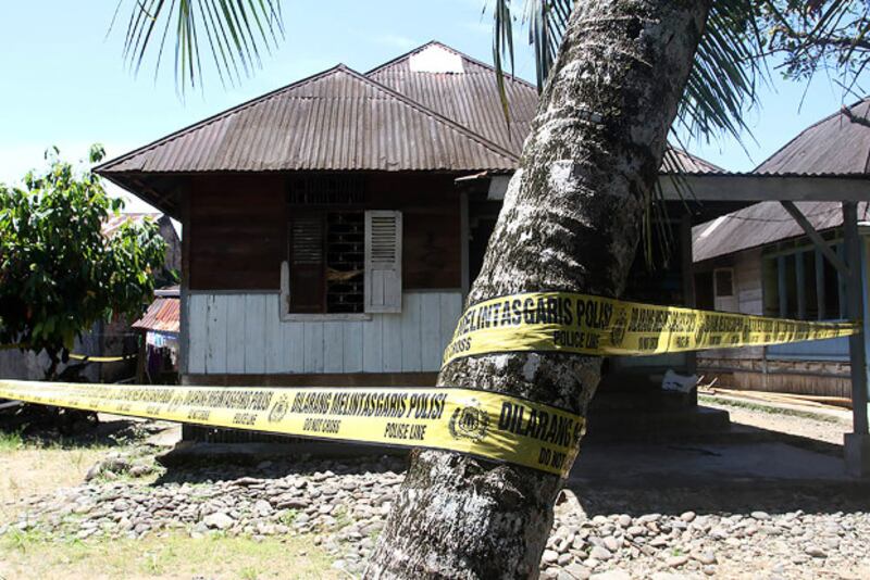Rumah kontrakan terduga teroris di Kalumbuak, Padang, Sumatera Barat, yang dipasang garis polisi setelah digeledah, 13 Agustus 2018. (M. Sulthan Azzam/BeritaBenar)