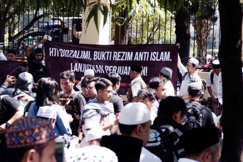 Pendukung HTI memasang spanduk saat berlangsung sidang di PTUN Jakarta, 7 Mei 2018. (Arie Firdaus/BeritaBenar)