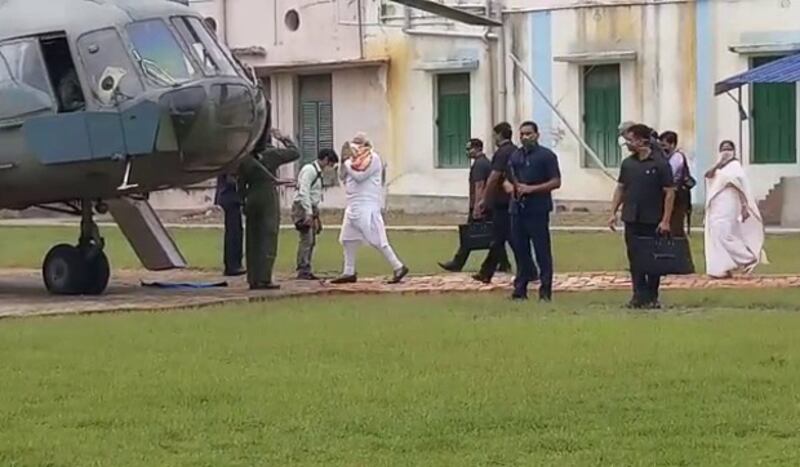 পশ্চিমবঙ্গে ঘূর্ণিঝড় বিধ্বস্ত এলাকা পরিদর্শনের পর বসিরহাটে প্রশাসনিক বৈঠক শেষে অন্যদের সাথে হেলিকপ্টারে উঠছেন ভারতের প্রধানমন্ত্রী নরেন্দ্র মোদি ও পশ্চিমবঙ্গের মুখ্যমন্ত্রী মমতা বন্দ্যোপাধ্যায়। ২২ মে ২০২০।
