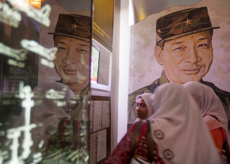 Warga mengunjungi Museum Soeharto di Bantul, Yogyakarta, 29 Maret 2014. [Reuters]