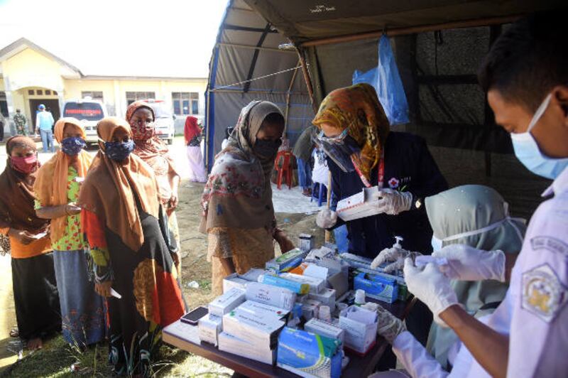 Gambar yang diambil pada 9 September 2020 ini menunjukkan sekelompok wanita Rohingya mengantri untuk pemeriksaan kesehatan di kamp penampungan mereka di Lhokseumawe, Aceh.