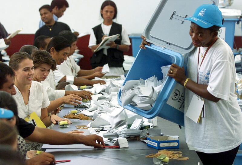 Dalam foto 31 Agustus 1999 ini, petugas pemilu internasional sedang menghitung suara sehari setelah berlangsungnya referendum yang disponsori PBB di Dili, Timor Timur. [Darren Whiteside/Reuters]