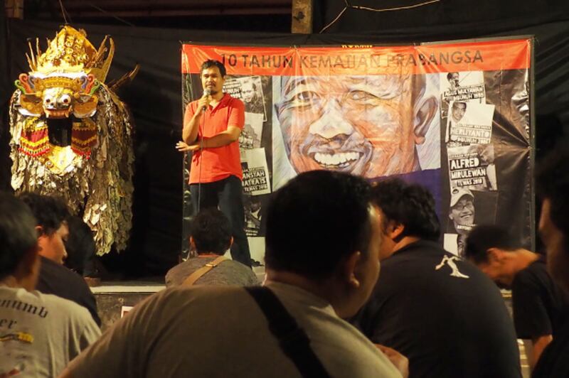 Seorang jurnalis memberikan kesaksian saat memperingati 10 tahun kematian Prabangsa di Denpasar, Bali, 11 Februari 2019. (Anton Muhajir/BeritaBenar)