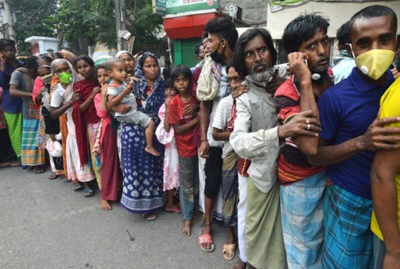 Low-income people line up to receive relief in old Dhaka, May 7, 2020. (BenarNews)