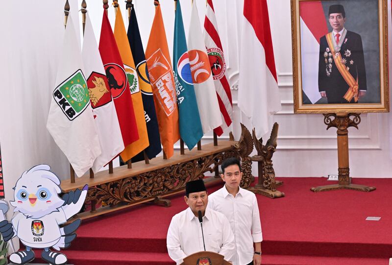 Presiden terpilih Prabowo Subianto (kiri) menyampaikan pidatonya didampingi wakil presiden terpilih Gibran Rakabuming Raka, yang juga adalah putra dari Presiden Joko “Jokowi” Widodo dalam acara hasil pemilihan presiden Pemilu 2024 di Komisi Pemilihan Umum (KPU) di Jakarta, 24 April 2024. [Adek Berry/AFP]