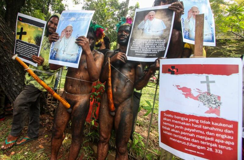 20240904 reuters pope papua protestors.jpeg