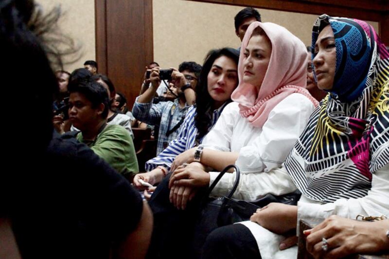 Setya Novanto's wife, Deisti Astriani Tagor (second from right), attends her husband's court hearing in Jakarta, March 29, 2018. (Arie Firdaus/BenarNews)